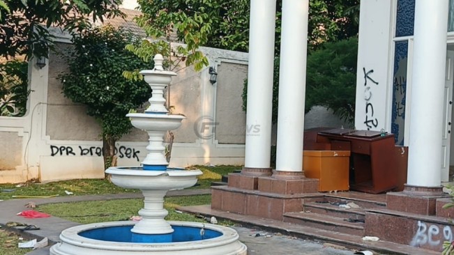 Kondisi terkini halaman rumah Uya Kuya pasca dijarah, Senin (1/9/2025). [FTNews.co.id/Selvianus Kopong Basar]